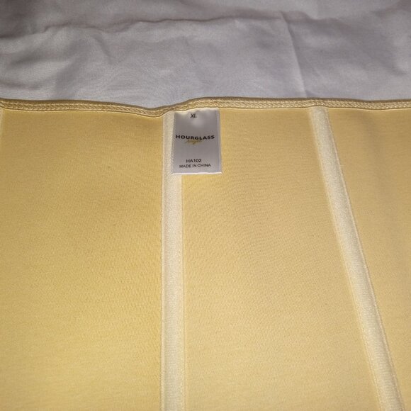 Beige Hourglass Angel Latex Waist Trainer โ 3 Hook Shapewear for Instant Curves - Picture 2 of 12